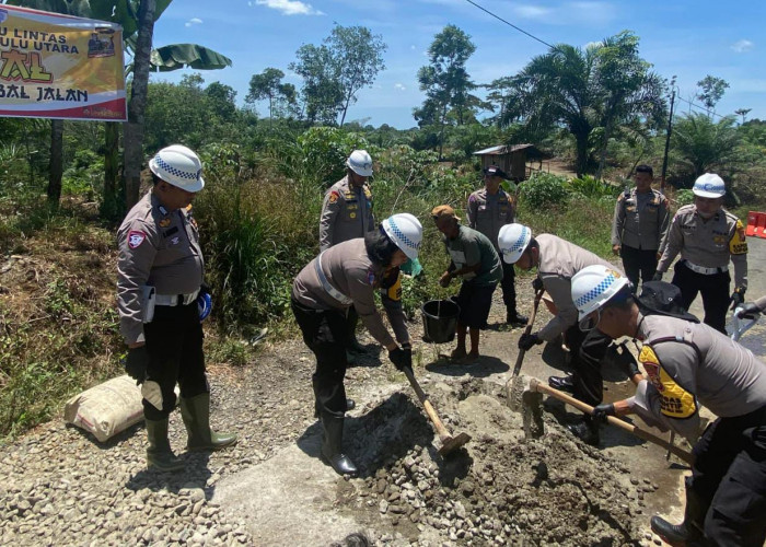 Cegah Lakalantas, Polres Bengkulu Utara Sukses Kegiatan SIPOTAL Dengan Tambal Jalan Berlubang