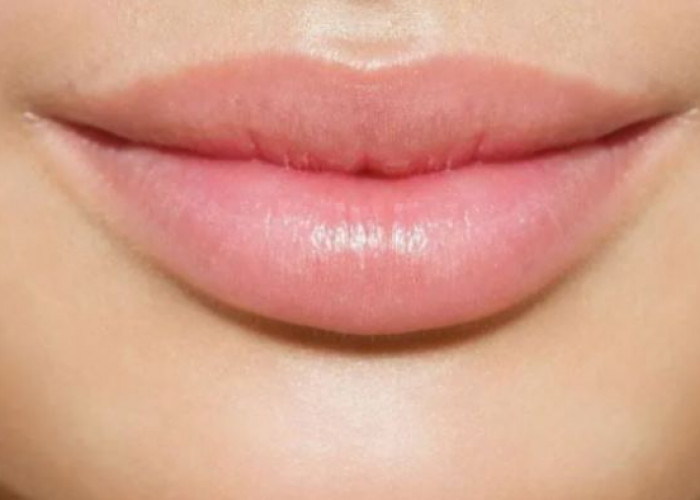 5 Tips Jitu Agar Bibir Tetap Lembap Saat Pakai Lipstik Matte