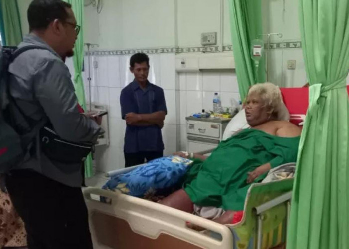 Pria Obesitas Berbobot 200 Kg Asal Grogoban Dievakuasi ke Rumah Sakit, Diangkat Oleh 10 Orang