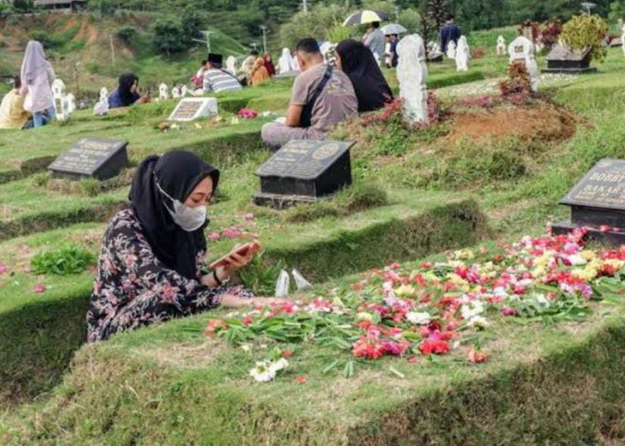 Jangan Asal! Ternyata Begini Cara yang Benar Mengirim Al-Fatihah untuk Orang yang Sudah Meninggal