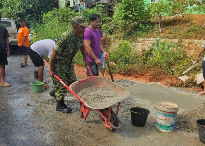 Warga Desa Bukit Indah Gotong royong Tambal Jalan Nasional Ketahun–Mukomuko