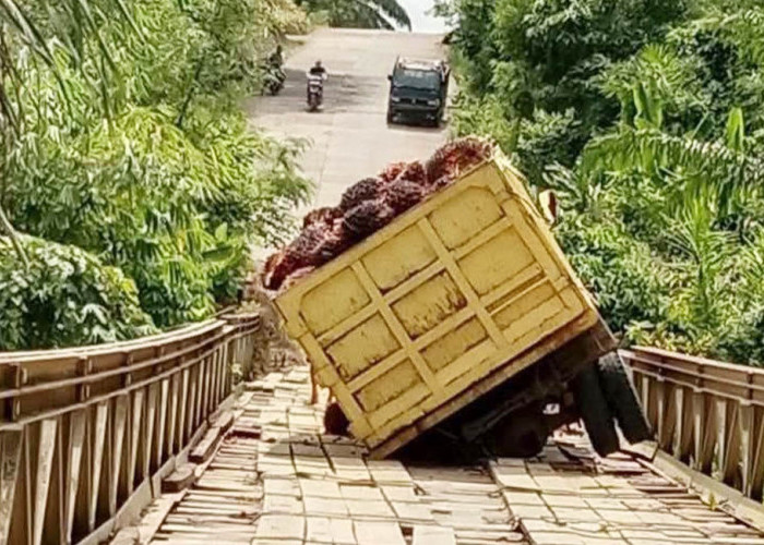 Lagi Truk Terperosok, Pemprov Didesak Bangun Permanen Jembatan SP3-SP6