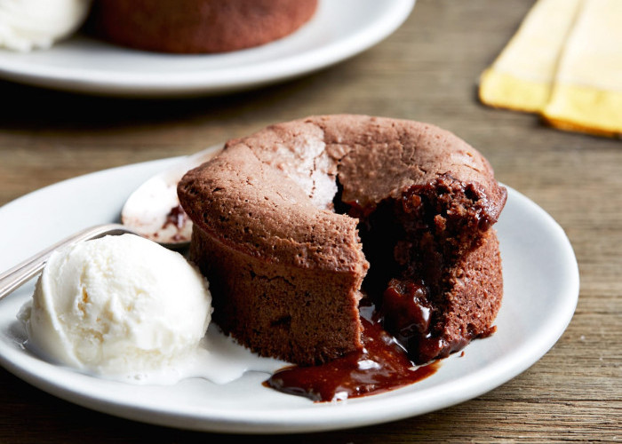 Resep Lava Cake, Cokelat Leleh yang Lumer di Dalam!