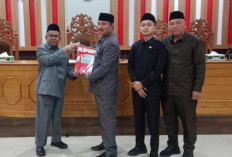 Sidang Paripurna DPRD, Wabup Sumarno Serahkan Nota Pengantar Raperda APBD 2025