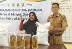 318 Keluarga di Banda Ratu Terima Bantuan Beras dan Minyak Goreng