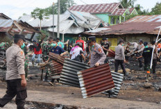 Gotong-royong, TNI dan Polri Bergerak Bersihkan Puing Sisa Kebakaran di Pasar Sido Mukti 