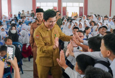 Kurangi Beban Masyarakat, Bupati Arie Serahkan Seragam Gratis Untuk SD dan SMP