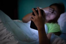 Masih Banyak yang Melakukan, Ternyata Main Hp Sebelum Tidur Ternyata Bisa Buat Muka Menua