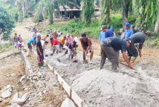Tak Kunjung Dibangun, Warga Bukit Sari Patungan Cor Jalan Penghubung Antar Desa