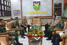 HUT TNI, Kapolres Bawa Tumpeng Sambangi Kodim 0423 Bengkulu Utara 