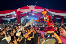 Lautan Manusia Padati Alun-alun, Bintang Tamu Kompak Kenakan Pakaian Adat
