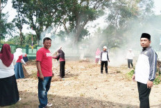 Gerakan Serentak, Kemenag Mukomuko Turun Bersihkan Masjid di Momen HUT RI ke-81