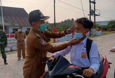 Camat Enggano Bagikan Masker, Warga Keluhkan Perih di Mata Akibat Abu Vulkanik