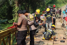 Rawat Tradisi Gotong Royong, Kapolres Berbaur dengan Warga Perbaiki Jembatan Keramat