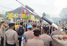 Usai Kepung 3 Dewan, Mahasiswa Balik Kanan, Lalu Segel Kantor DPRD Provinsi Bengkulu