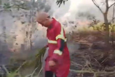 Kebakaran Lahan di Kelurahan Surabaya, Damkar Kota Bengkulu Padamkan Secara Manual