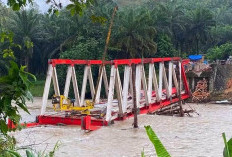 Usai Ambruk Diterjang Banjir, Rangka Jembatan Lubuk Selandak Dibangun Kembali dari Nol