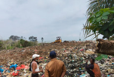 Tumpukan Sampah Mulai Dibersihkan, Petugas Keluhkan Minimnya Fasilitas 