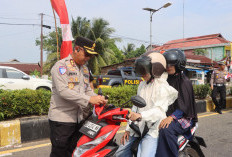Pastikan Masyarakat Kibarkan Merah Putih, Polres Mukomuko Bagikan 1.000 Bendera