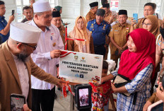 Serahkan Bantuan Motor dan Mesin Jahit, Gubernur Helmi: Warga Harus Pulih Secara Ekonomi