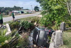 Heboh! Mobil Avanza Terjun ke Siring di Pasar Sebelat