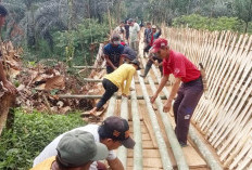Warga Sebayur dan Rena Jaya Swadaya Tambal Lantai Jembatan dengan Bambu