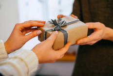 Receiving Gifts Jadi Salah Satu Love Language yang Sering Dikira Materialistis