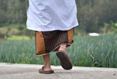 Seorang Lelaki Sholat Hanya Menggunakan Sarung Tapi Tanpa Baju? Apakah Sah?