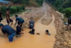 Musim Hujan Lumpuhkan Ekonomi Masyarakat, Jalan Jadi Kolam