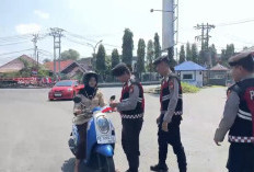 Dikira Razia, Polisi di Bengkulu Utara Cegat Pengendara Ternyata Bagikan Bendera