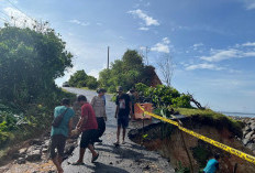 Struktur Tanah Labil, Abrasi di Serangai Mengancam Pengendara