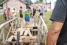 Swadaya Perbaiki Jembatan Ambrol, Warga Nilai Pemerintah Abai