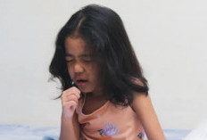Selain Gunakan Obat Tradisional Yang Ampuh Ini, Ternyata Ada Pijatan Khusus Untuk Redakan Batuk Anak