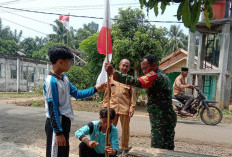 Sambut HUT RI ke-81, Babinsa Koramil Lais Keliling Ajak Warga Kibarkan Merah Putih