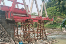 Ancaman Banjir Belum Hilang, Perancah Jembatan Lubuk Selandak Mengkhawatirkan