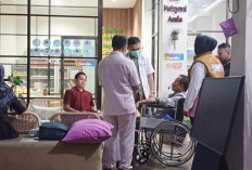 Naik Kursi Roda dan Kenakan Tabung Oksigen, Pelimpahan Eks Dirut Bank Bengkulu Ditunda