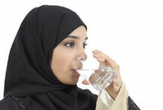 5 Manfaat Minum Sambil Duduk, Mampu Cegah Serangan Penyakit Ini