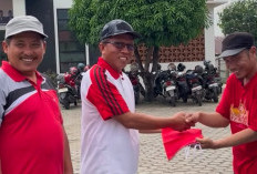 Kemenag Bagikan Bendera, Sambut HUT RI Dengan Semangat Nasionalisme