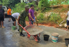 Warga Desa Bukit Indah Gotong royong Tambal Jalan Nasional Ketahun–Mukomuko